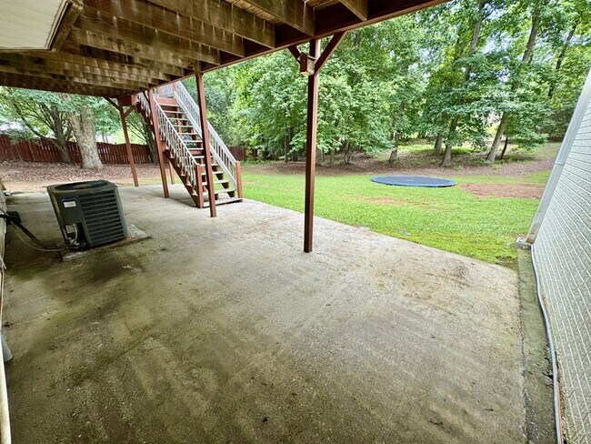 Building Photo - 362 River Point Dr