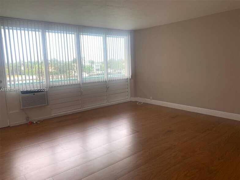 Building Photo - 6484 Indian Creek Dr