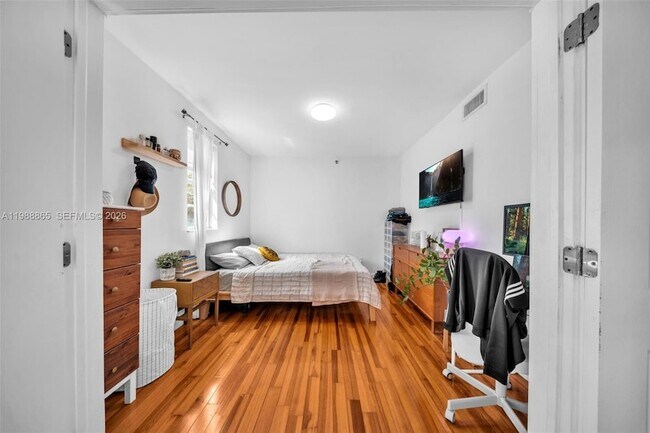 Building Photo - 1400 Salzedo St