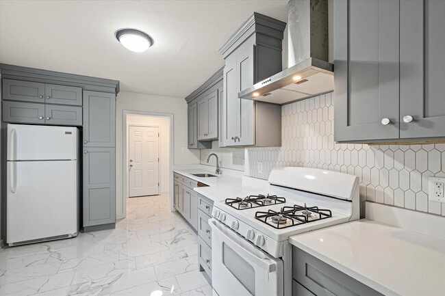 Building Photo - CHARMING MIDTOWN COTTAGE with Updated Kitchen