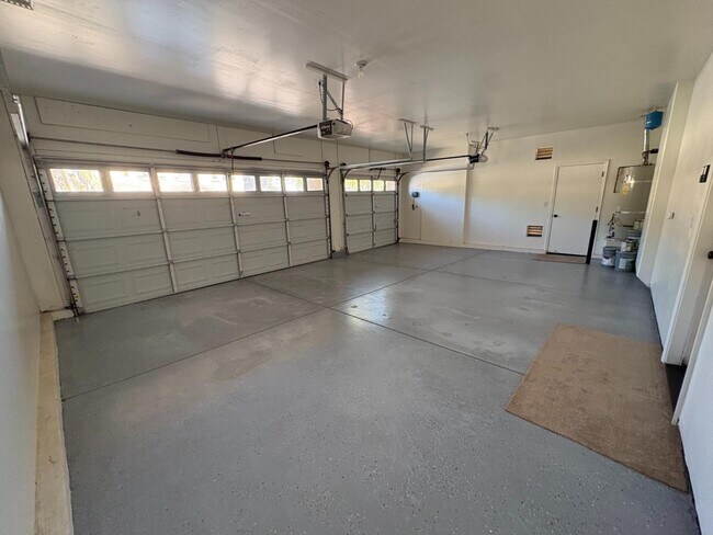 Building Photo - 1105 N Perry Ave