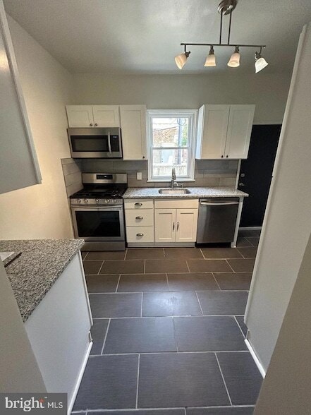 Building Photo - 2637 Latona St