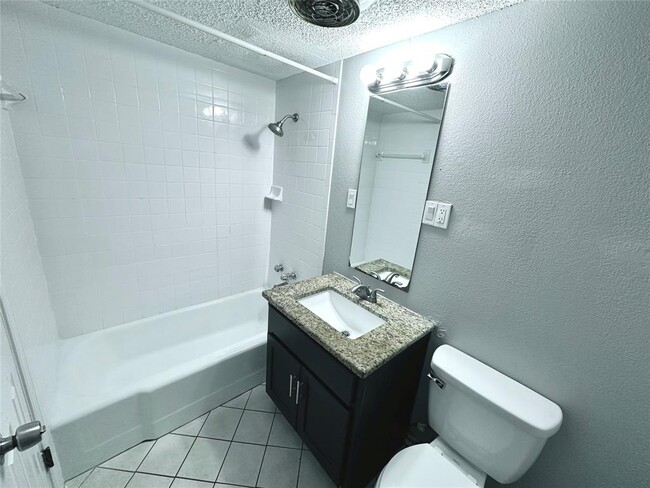 Building Photo - 601 W 11th St