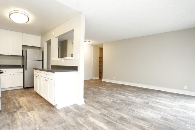 Huge Living Room - Shoreline 1841