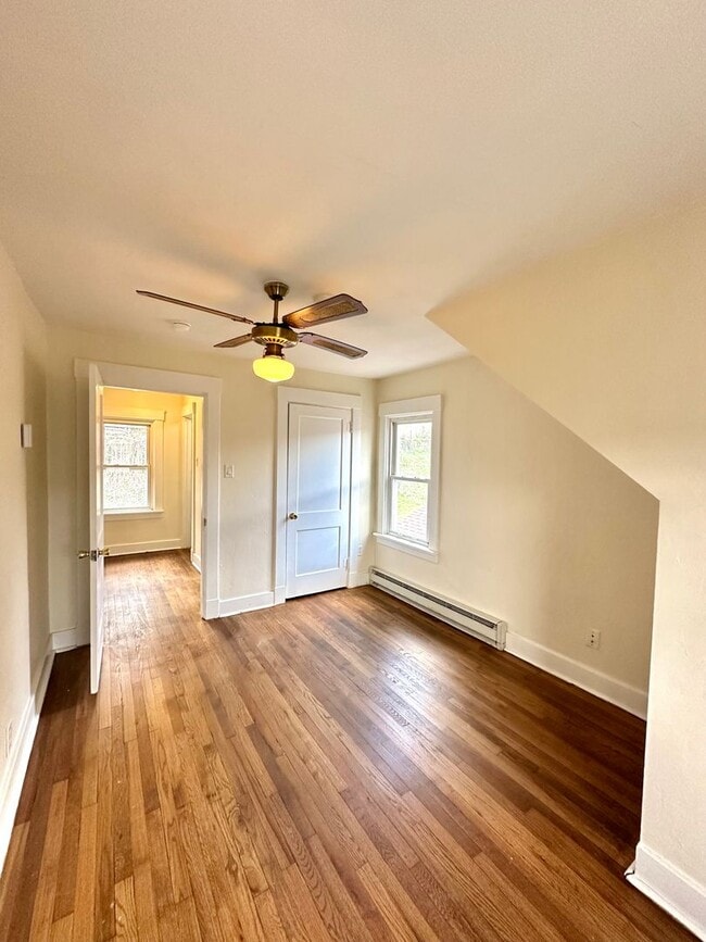 Building Photo - 1528 Dagmar Ave