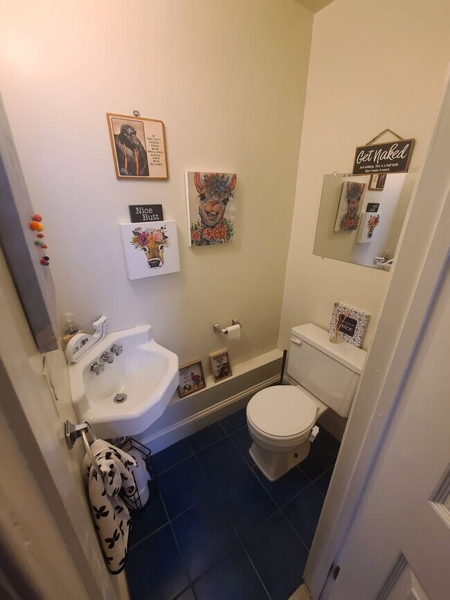 Building Photo - Spacious 2BR/1.5BTH w/ HW Floors, New Kitc...