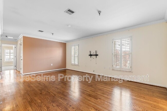 Building Photo - 5025 Hillsboro Pike