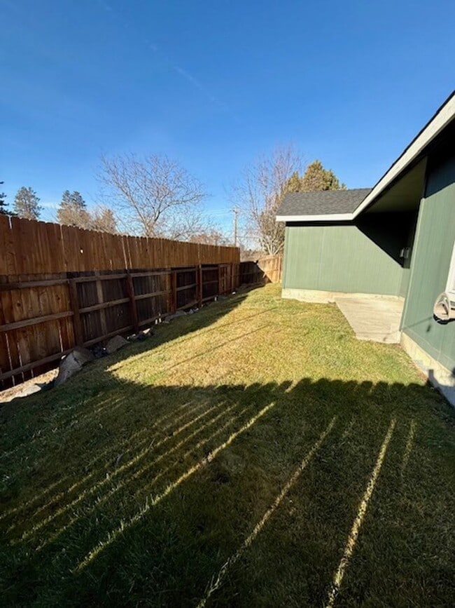 Building Photo - Lovely SE Single Story 3 Bedroom Home with Office!