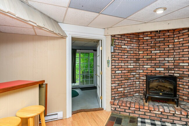 Building Photo - 38 Surrey Ln