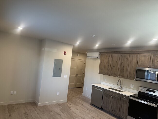 Building Photo - 4 Laurel Hill Dr