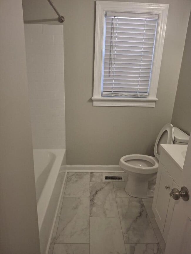 Building Photo - 3 Bedroom 2 Bath