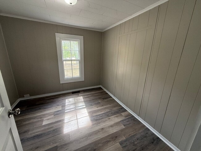 Building Photo - 708 Woodrow St S