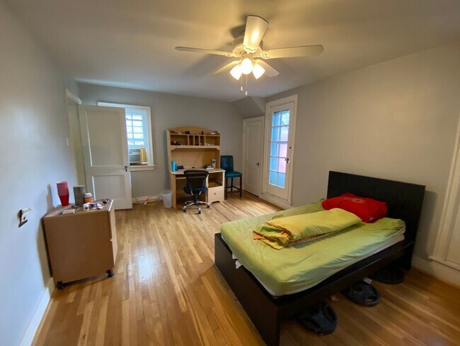 Building Photo - 8/1 Fantastic Location. Fenced Yard. 4 bed...