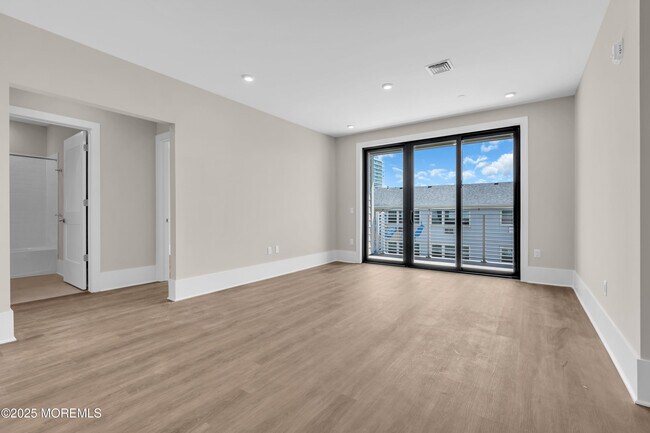 Building Photo - 218 3rd Ave