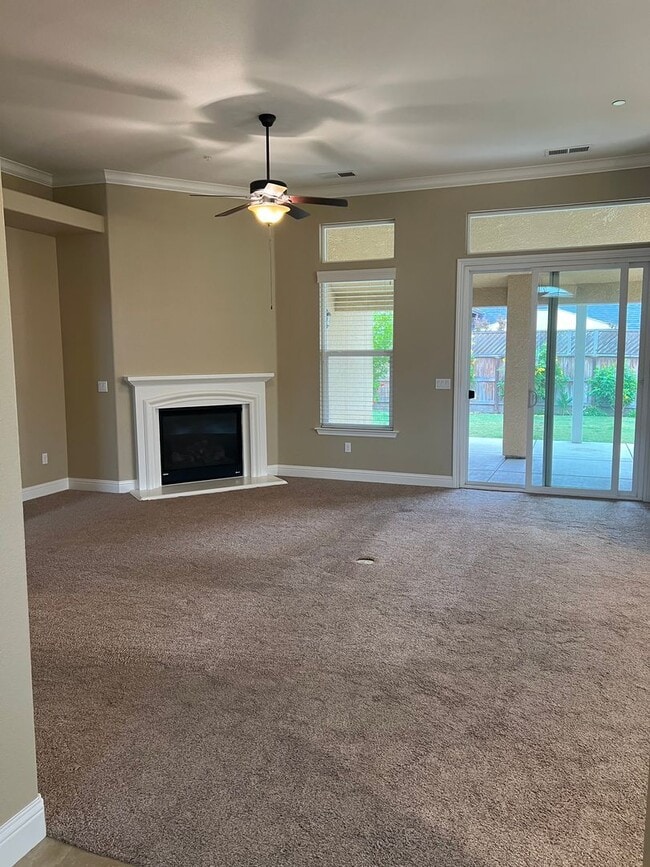 Building Photo - Beautiful Family Home