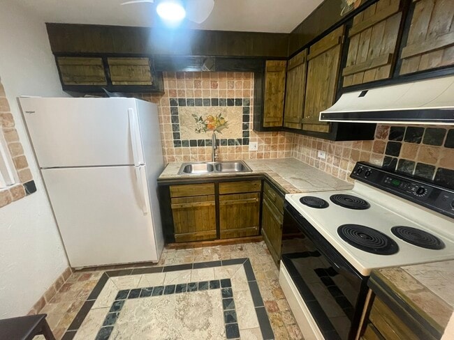 Building Photo - 2333 N Neva Ave