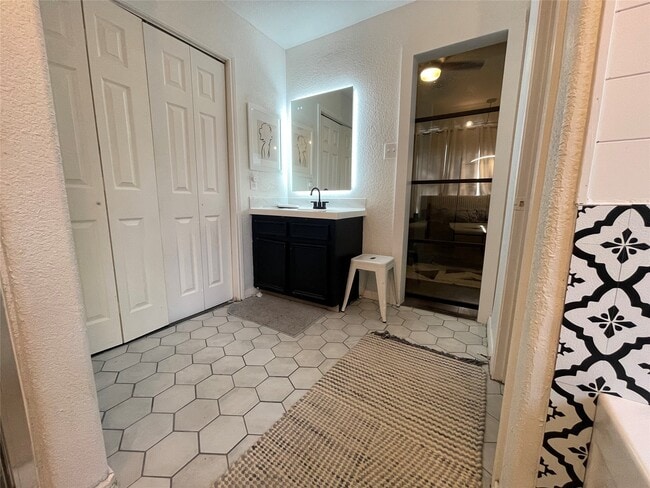 Building Photo - 6526 Paris St