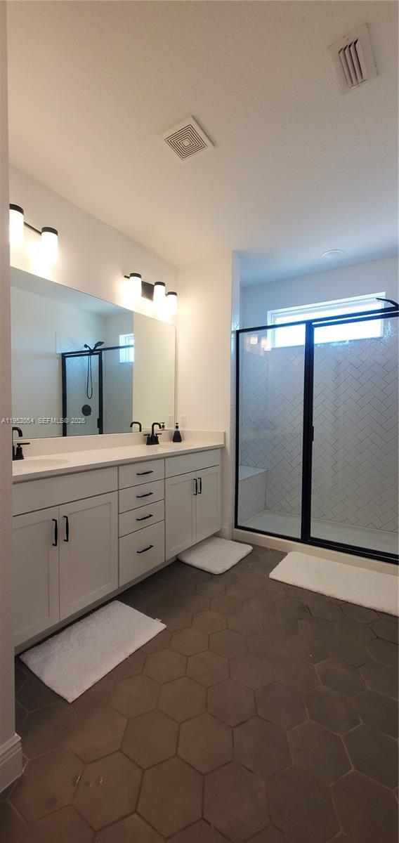 Building Photo - 736 YUKON Ln