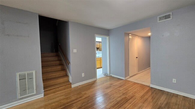 Building Photo - 7913 Grove Ridge Dr