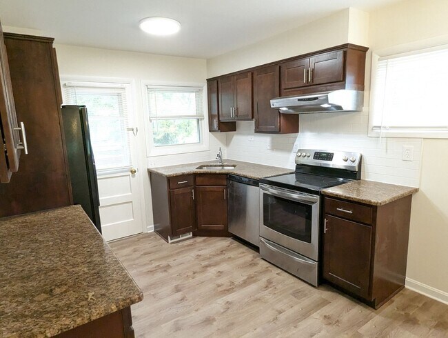 Building Photo - Split foyer SFH in established neighborhoo...