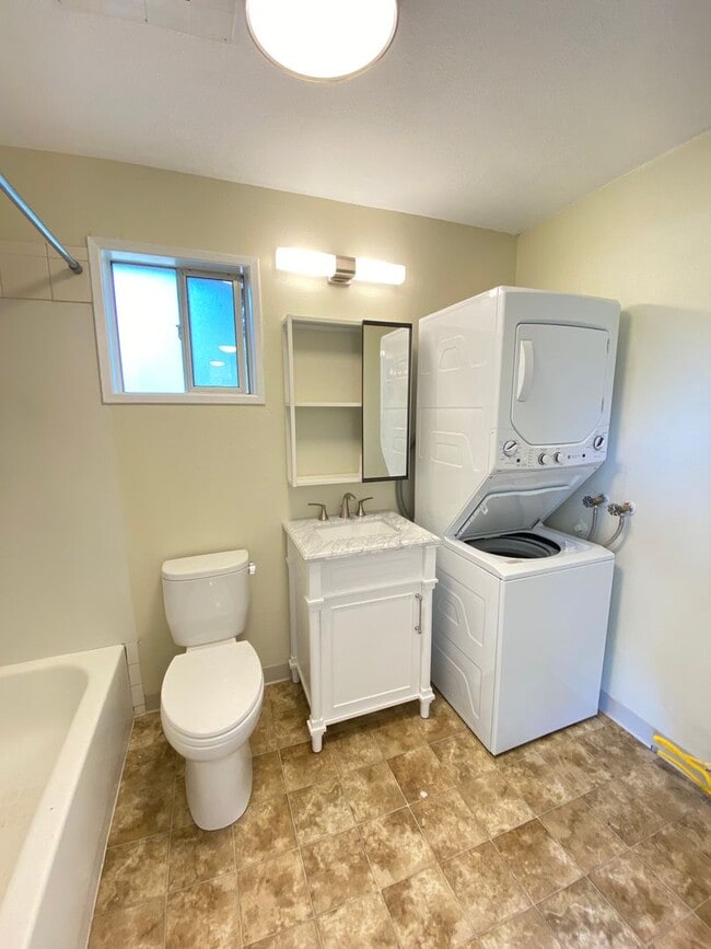 Building Photo - $1,650 - 2 Bed / 1 Bath Spacious House in ...