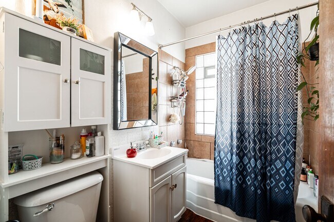 Building Photo - Bright and Sunny 3 Bedroom Upper