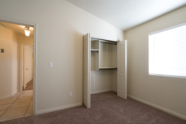 Building Photo - Five bedroom, three bath, 2,300 sq ft town...