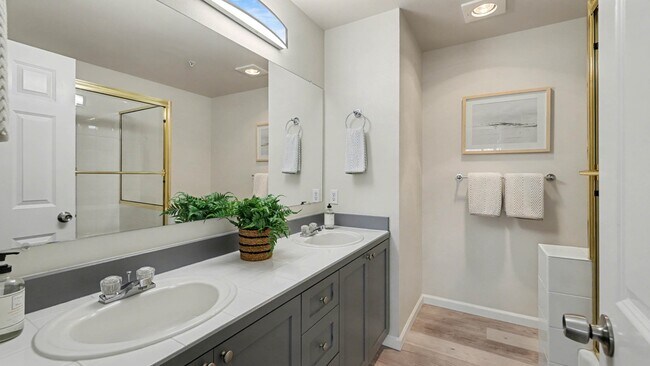 Building Photo - Updated Kirkland Townhome in Lochshire Condominiums with Premium Amenities- Available NOW