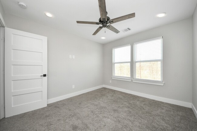 Building Photo - 807 Avenue J