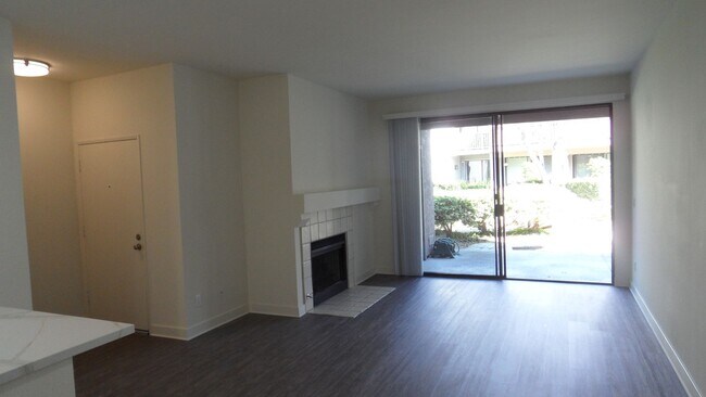 Building Photo - Remodeled, ground level, 1 bedroom, 1 bath condo in Lakeside Garden Grove Community