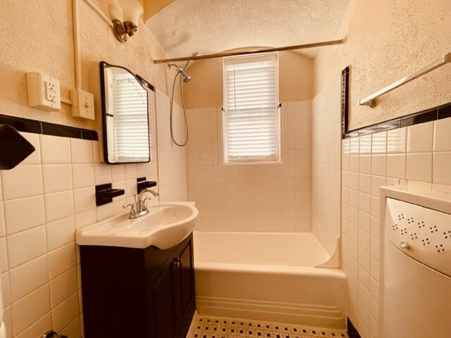 Building Photo - 81 Chestnut St