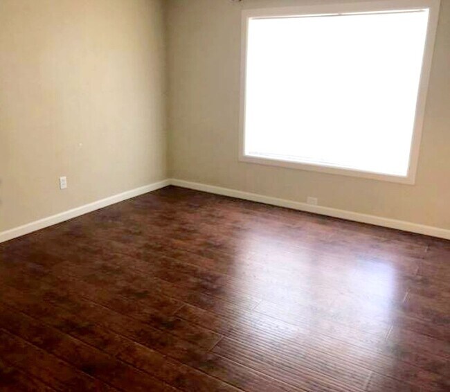 Building Photo - 3/2 Pre-leasing for August Move in!