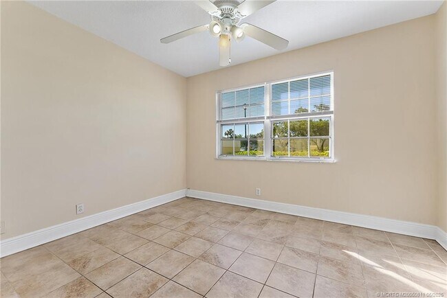 Building Photo - 1537 SE Royal Green Cir