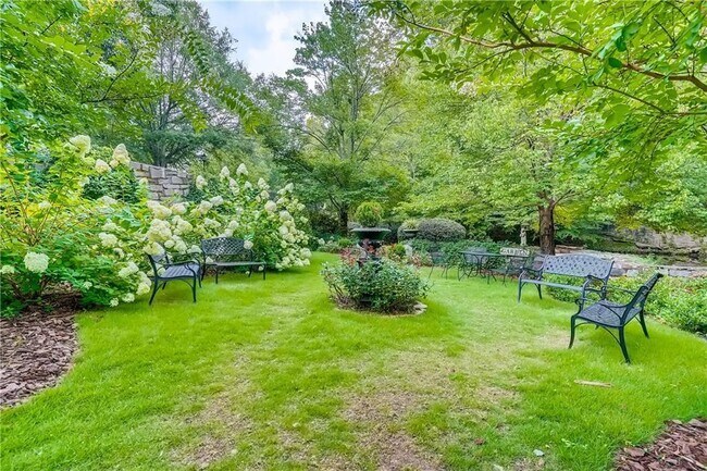 Building Photo - 24101 Plantation Dr NE