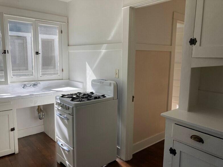 kitchen facing hall way - 422 El Centro St
