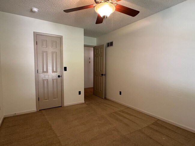 Building Photo - {12009} Available Immediately + Finished Lower Level + Olathe Schools