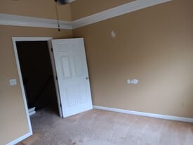 Building Photo - 250 Amal Dr SW