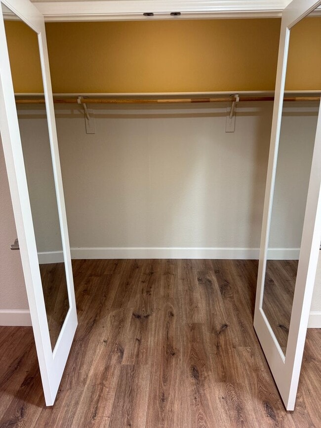 Building Photo - SPACIOUS 3 BEDROOM, 3.5 BATHROOM TOWNHOUSE IN AN EXCELLENT LOCATION. GARAGE. LAUNDRY. BALCONY. A ...