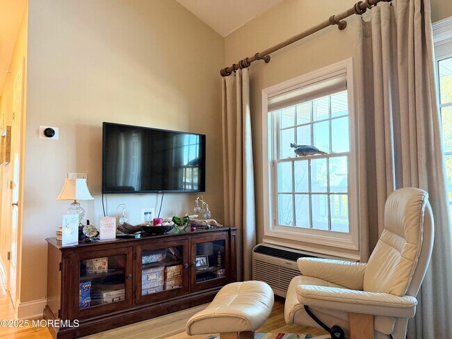 Building Photo - 2 Main St