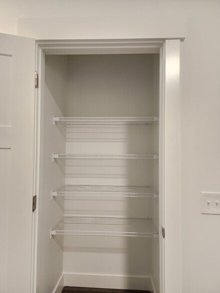 Building Photo - 4735 S Alder Dr