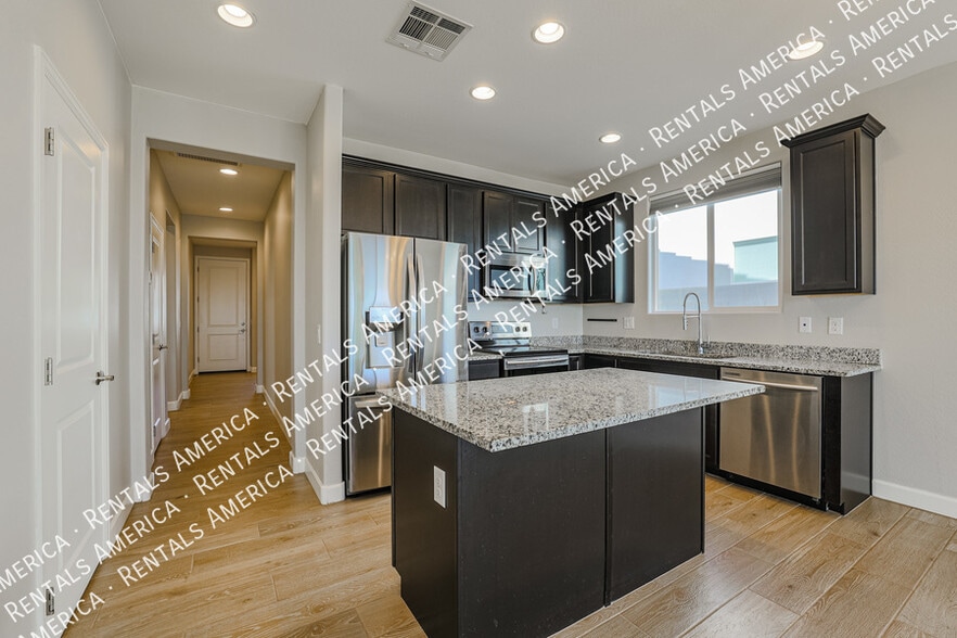 Building Photo - 37661 N Bentgrass Rd