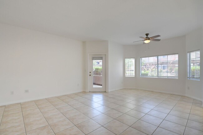 Building Photo - Beautiful 2BR / 2BA Renovated / Modern Con...