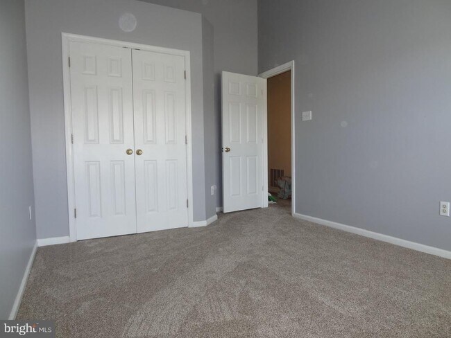 Building Photo - 836 Knob Ct