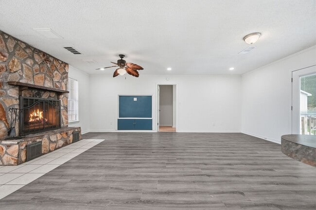 Building Photo - 3BR w/ IDEAL location near Hurlburt Field!!