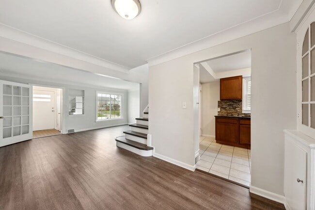 Building Photo - Beautiful Home in South Euclid