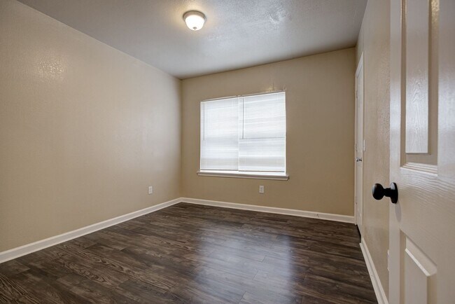 Building Photo - ** Move-in Special - First Full Month's Rent Free ** Bright & Stylish 2-Bedroom Close to the Plaz...