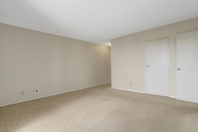 Building Photo - 3800 Fairfax Dr