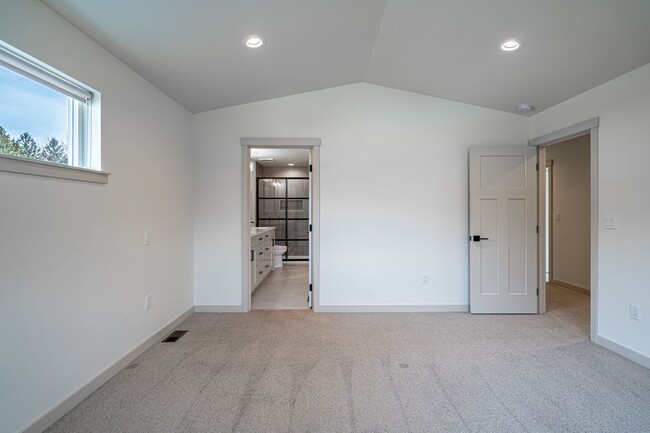 Building Photo - Newer Construction! 3 bed/2.5 bath, double garage, central heat/air, VIEWS!