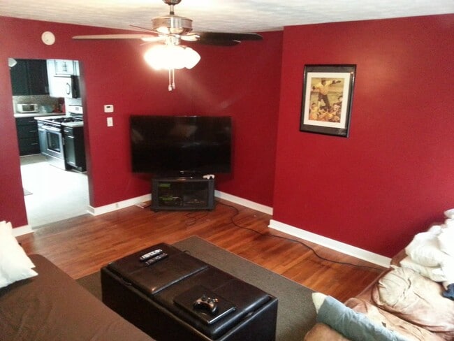 Building Photo - Modern 2 Bed/1 Bath row house with off-str...