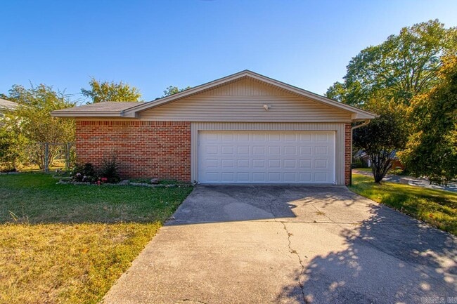 Building Photo - 7001 Blue Bird Dr